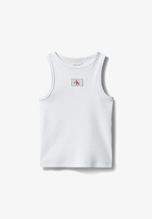 Valkoinen ribbineuloksinen hihaton toppi pyöreällä kaula-aukolla ja Calvin Klein -logolla rinnan keskellä.