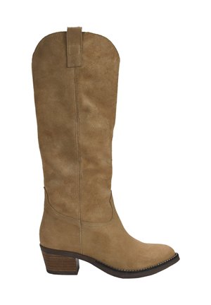 Bota de ante color tan hasta la rodilla con puntera redondeada, tacón de madera apilada y detalles de costura a lo largo de la costura. Tiene una pestaña para facilitar su puesta.