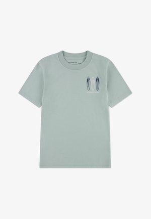 Lichtgroen katoenen T-shirt met korte mouwen, een ronde halslijn en drie surfplankgrafieken in marineblauw en wit op het linkerborstgebied.
