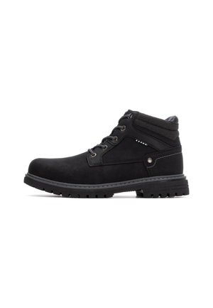 Botas negras hasta el tobillo hechas de cuero y textil, con un collarín acolchado, ojales de metal y una suela resistente con una textura en el tread.