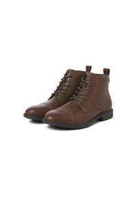 Botas de cuero marrón hasta el tobillo con punta redondeada, cordones en la parte delantera y costuras en contraste. Presenta un tacón bajo y suela de goma texturizada.