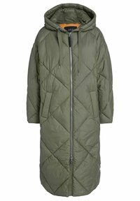 Olivgrön vadderad kappa med huva, med ett diagonalt quiltat mönster, framdragkedja, två sidofickor och ett orangefärgat foder.