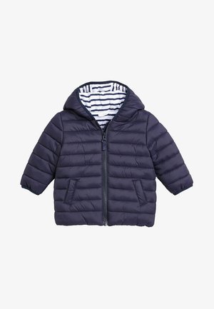 Chaqueta acolchada para niños pequeños en azul marino con capucha, cremallera frontal, dos bolsillos delanteros y forro interior a rayas blancas y azul marino en la capucha.