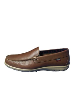 Chaussure slip-on en cuir brun avec des coutures décoratives, semelle en caoutchouc et doublure intérieure à motifs. Présente un petit accent de marque sur le côté.