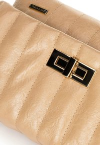 Clutch in similpelle beige con cuciture orizzontali. Presenta una chiusura rettangolare dorata e nera sul davanti. Tessuto resistente con finitura lucida.
