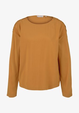 Lange mouw blouse in mosterdgele stof, met een ronde halslijn en knoopaccenten langs de schouders. Soepele textuur, relaxte pasvorm.