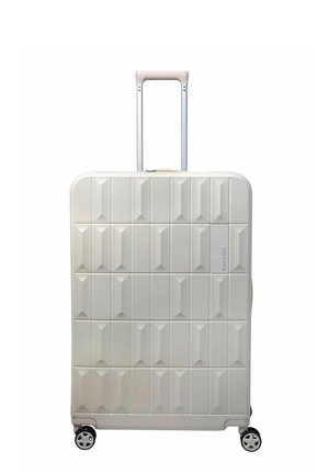 Weißer Hartschalenkoffer mit geometrischem Plattendesign, ausziehbarem Griff und vier drehbaren Rollen, aufrecht stehend vor weißem Hintergrund.