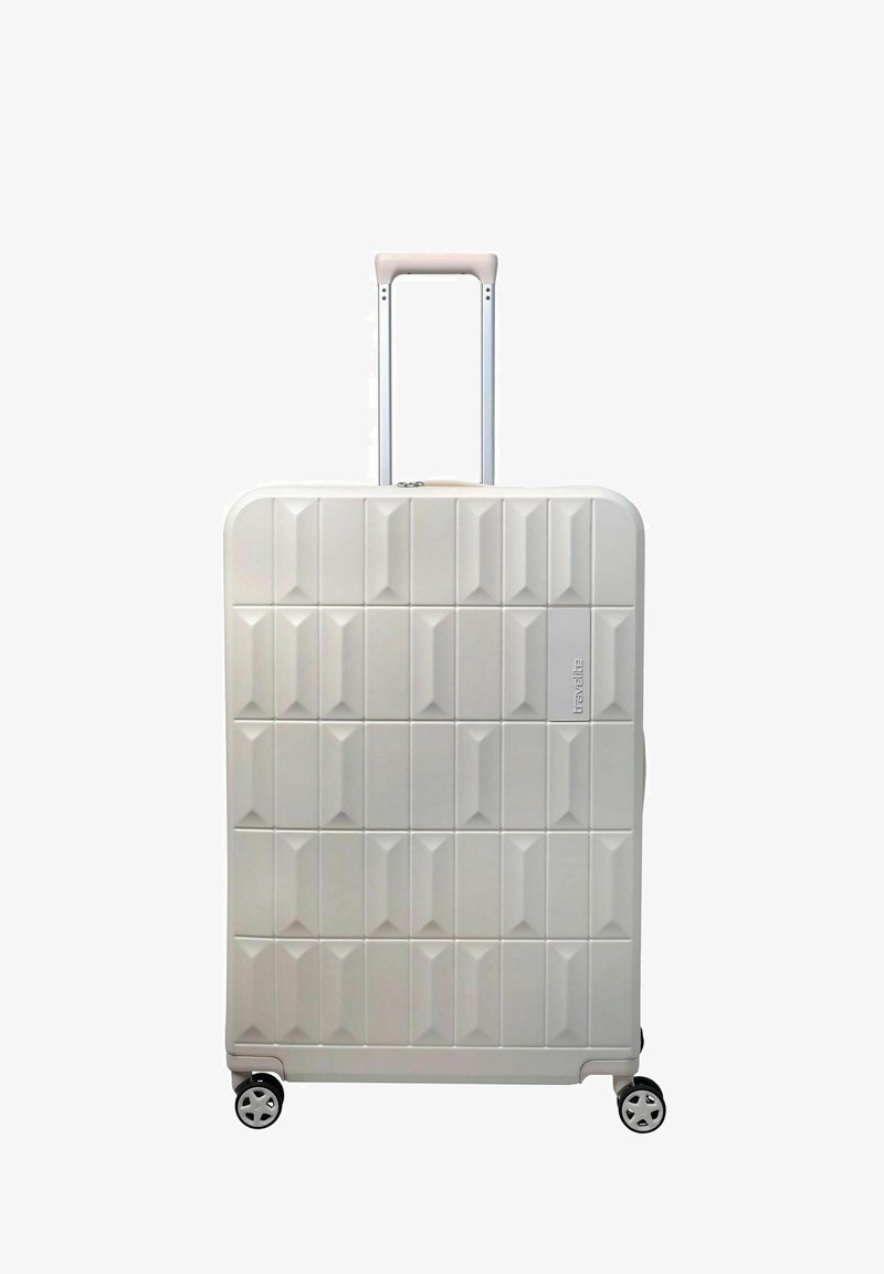 Maleta rígida blanca con diseño de paneles geométricos, asa telescópica y cuatro ruedas giratorias, colocada en posición vertical sobre un fondo blanco.