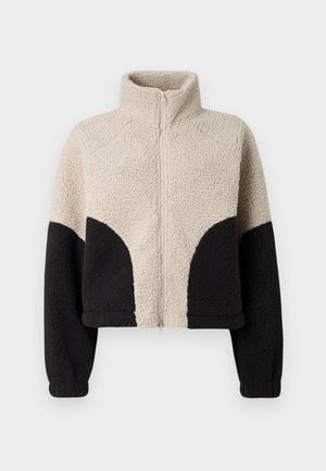 Tofarvet beige og sort fleecejakke med høj krave, hel lynlås foran og lange ærmer på hvid baggrund.