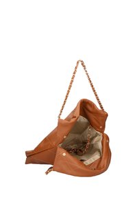 Borsa a tracolla in pelle trapuntata marrone con catena. L'interno è beige, con una tasca laterale a catena e chiusura a scatto. Texture morbida in tutto.