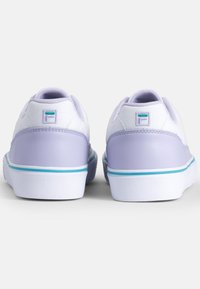 Sneaker bianche con accenti lilla, realizzate in materiali lisci e testurizzati, caratterizzate da una forma arrotondata e una striscia blu a contrasto sulla suola.