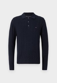 Granatowy sweter w warkoczowy splot z kołnierzykiem, trzema guzikami i ściągaczami na mankietach oraz u dołu. Posiada mały akcent z logo.