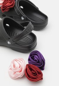 Crocs CLASSIC ROSETTE CLOG UNISEX - Klumpák - black