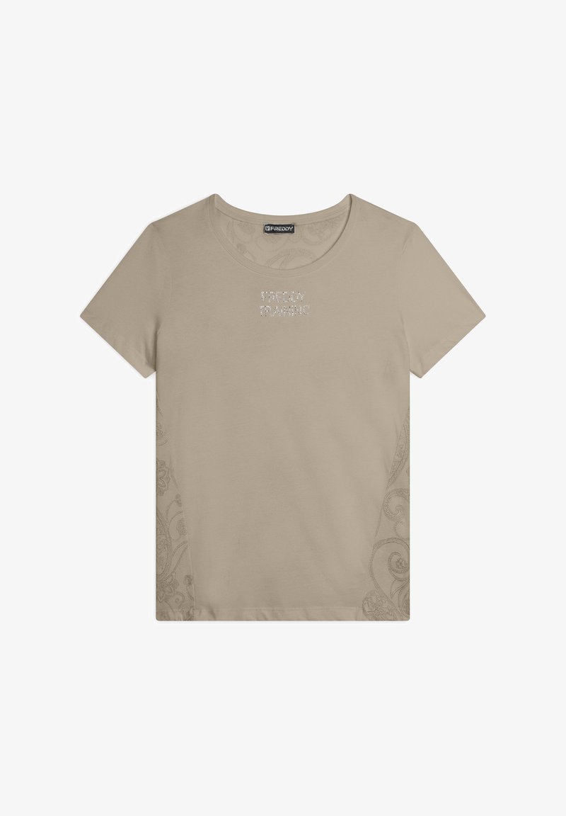 T-shirt beige à manches courtes en tissu doux, avec un col rond, un motif décoratif subtil sur le côté et des accents en cristal formant l'inscription "FREDDY TRAINING."