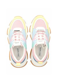 Sneaker multicolori in rosa, blu e giallo. Parte superiore in rete e materiale sintetico, linguetta imbottita, lacci bianchi e suola testurizzata con logo.