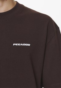 Pegador LOGO TEE - T-shirts - washed oak brown