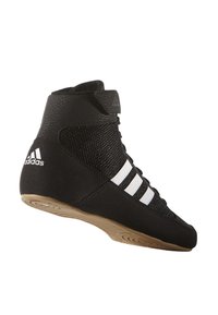 Svarta sportskor med hög design, av meshmaterial, vita ränder, gummisula och förstärkt tå för stöd under träning.