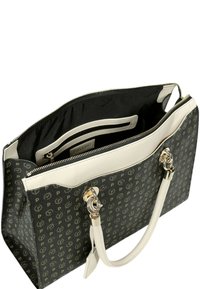 Borsa monocromatica con esterno a motivi in nero e oro. Presenta dettagli bianchi, hardware argentato e chiusura con zip. Tasche interne visibili.