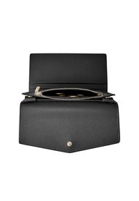 Portafoglio in pelle nera con superficie testurizzata, tasca con zip e chiusura a scatto magnetico. Presenta hardware dorato e una forma strutturata.