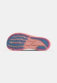 Semelle de chaussure mettant en avant une palette de couleurs bleu et rose avec des motifs texturés, des rainures et des crêtes pour une traction et un soutien optimaux.