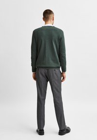 Selected Homme SLHBERG CREW NECK - Stickad tröja - darkest spruce