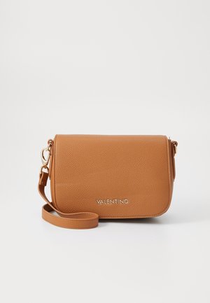 Sac bandoulière Valentino en cuir marron texturé avec fermoir doré et bandoulière réglable sur fond blanc.