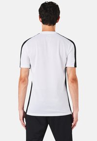 T-shirt atletico da uomo in grigio chiaro con accenti neri sui lati, realizzato in tessuto a rete traspirante, con maniche corte e collo rotondo.