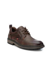 Zapato de cuero marrón con acentos texturizados, punta redonda y costuras en contraste. Presenta cordones y una suela de goma.