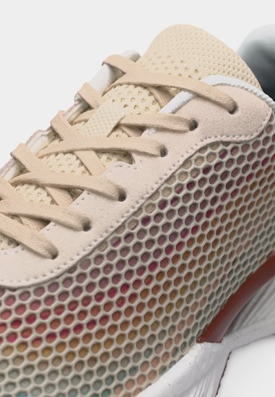 Μπεζ αθλητικό παπούτσι με δίχτυ στο πλάι που δείχνει πολύχρωμο διαβαθμισμένο μοτίβο, μπεζ κορδόνια και αναπνεύσιμο γλώσσα σε λευκή σόλα.