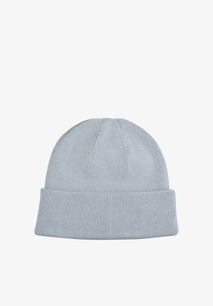 Lichtgrijze gebreide beanie met opgerolde rand, voorzien van fijne verticale ribbels en een gladde textuur.