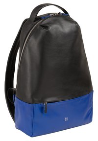 Zaino in pelle nera con base in pelle blu, forma arrotondata, manico superiore e zip argentata, con un piccolo logo sulla parte anteriore.