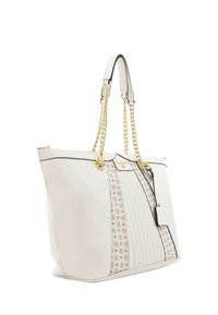 Borsa tote in pelle bianca con manici a catena dorati. Presenta una texture trapuntata e un motivo decorativo verticale con logo. Chiusura con cerniera superiormente.