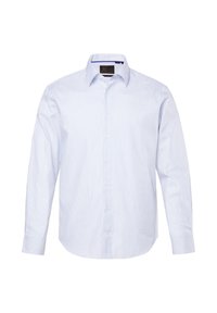 Bílá košile s dlouhým rukávem a tenkými modrými svislými pruhy, s knoflíkovou légou a špičatým límcem na bílém pozadí.