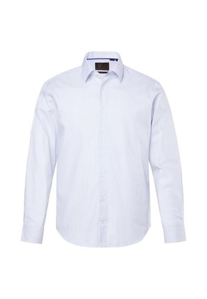 Bílá košile s dlouhým rukávem a tenkými modrými svislými pruhy, s knoflíkovou légou a špičatým límcem na bílém pozadí.