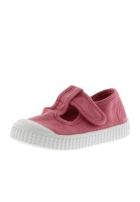 Scarpa in tela rosa con due cinturini in velcro, suola in gomma bianca, punta arrotondata e dettagli laterali a taglio per traspirabilità.