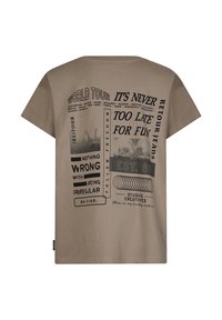 Beige Baumwoll-T-Shirt mit kurzen Ärmeln, das schwarze Grafikdrucke mit Text und Bildern zeigt, darunter ein "World Tour"-Thema und verschiedene Städtenamen.