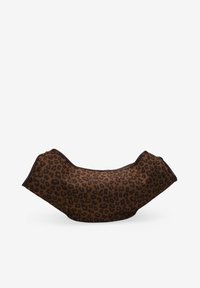 Cojín con estampado de leopardo en una combinación de colores marrón y negro, que presenta una forma única y curvada, además de una textura de tela suave.