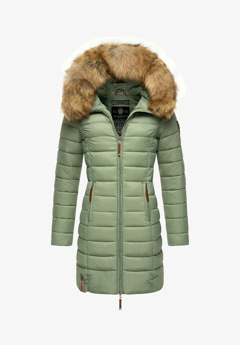 Paminkštintas žalias paltas su dirbtinio kailio kapišonu, užtrauktukais kišenėmis ir priekiu su užtrauktuku. Turi priglustančią konstrukciją ir horizontalią siuvinėjimo tekstūrą visame paviršiuje.