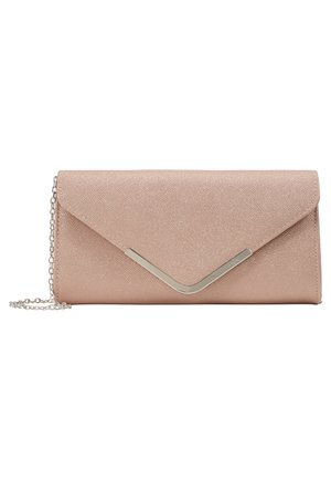 Pochette rettangolare metallica beige con patta a busta, accento argento a forma di V e sottile tracolla a catena argento su sfondo bianco.
