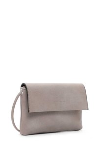 Grå læder clutch taske med en struktureret overflade, udstyret med en klaplukning og en aftagelig håndledsrem. Minimal branding er synlig.