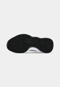 Suela de zapato con una parte inferior de goma negra texturizada y un patrón geométrico, medio suela blanca y un borde superior liso para mayor estabilidad.