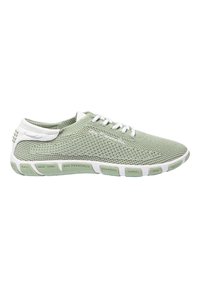 Baskets en mesh vert clair avec une surface texturée, accents blancs et une semelle flexible comportant des noms de villes embossés sur le côté.