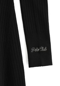 Schwarzer gerippter Pullover mit langen Ärmeln, der einen strukturierten Stoff und ein silbernes, gesticktes "Polo Club"-Logo am Bündchen aufweist.