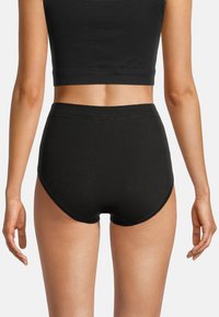Hoch taillierte schwarze Shorts aus dehnbarem Stoff, mit glatter Textur und abgerundeten Beinöffnungen, ohne sichtbare Marken oder Muster.