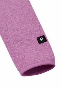 Różowa dziana rękawica z teksturowanego materiału z gładkim mankietem, z czarną prostokątną metką z białym logo "R".