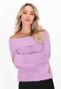 Eleganter, schulterfreier Lavendel-Pullover aus weichem, flauschigem Stoff mit geripptem Kragen und goldenen Knopf- Akzenten an den Ärmeln.