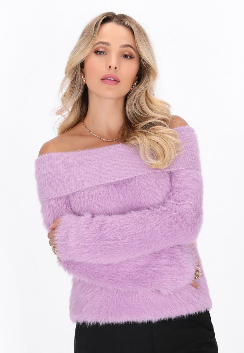 Eleganter, schulterfreier Lavendel-Pullover aus weichem, flauschigem Stoff mit geripptem Kragen und goldenen Knopf- Akzenten an den Ärmeln.