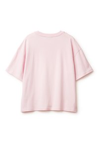 Růžové tričko s krátkým rukávem vyrobené z měkké bavlněné látky. Má kulatý výstřih a volný střih. Hladký povrch bez viditelných vzorů.