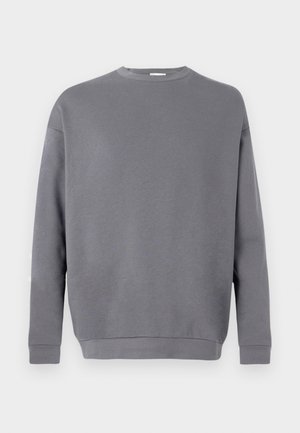 Šedá mikina z měkké látky; má kulatý výstřih, dlouhé rukávy a žebrované manžety a lem. Jednoduchý, nenápadný design.