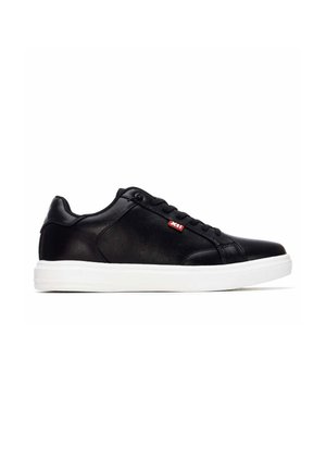 Zapatilla negra de caña baja con suela blanca, diseño con cordones y pequeña etiqueta roja en el lateral, mostrada desde el lado exterior.